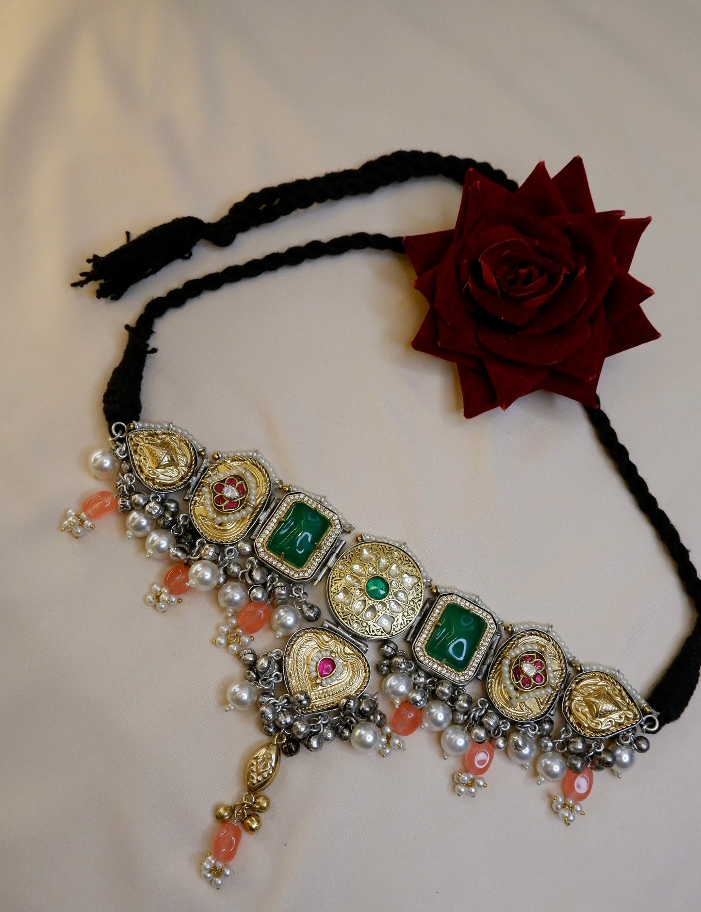 Aamna choker