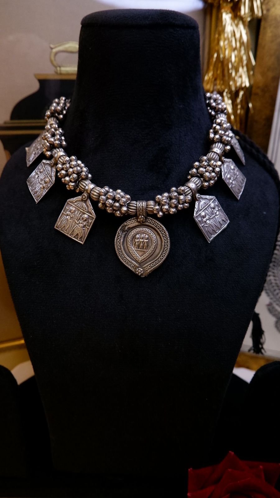 Tewta Neckpiece