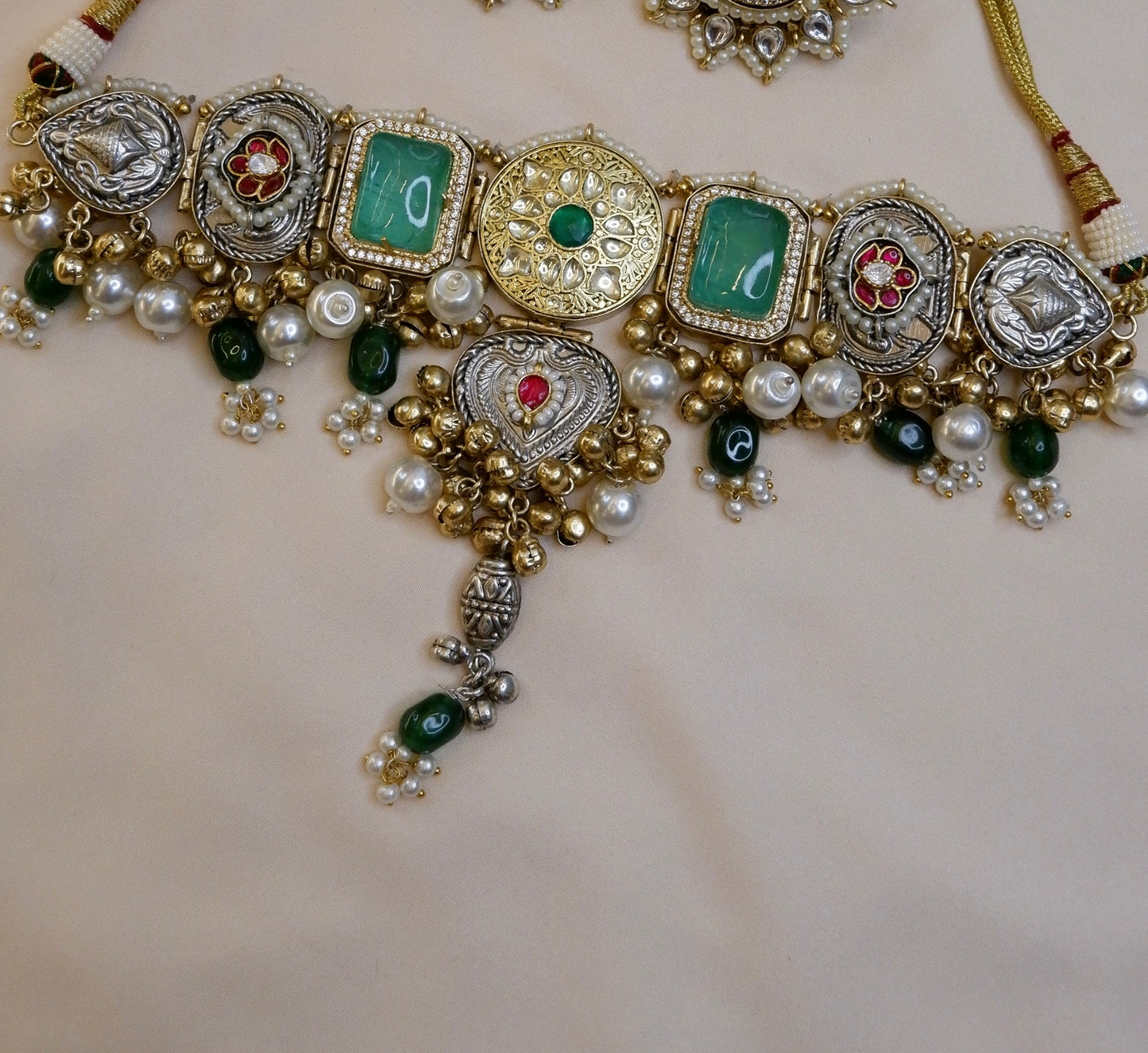 Aamna choker
